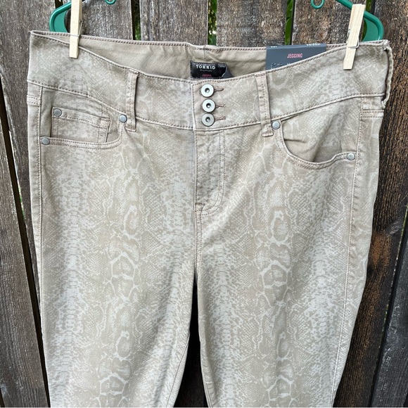 Torrid Jegging Skinny Super Soft High-Rise Jeans In Python Tan NWT Sz 16R - Picture 8 of 14